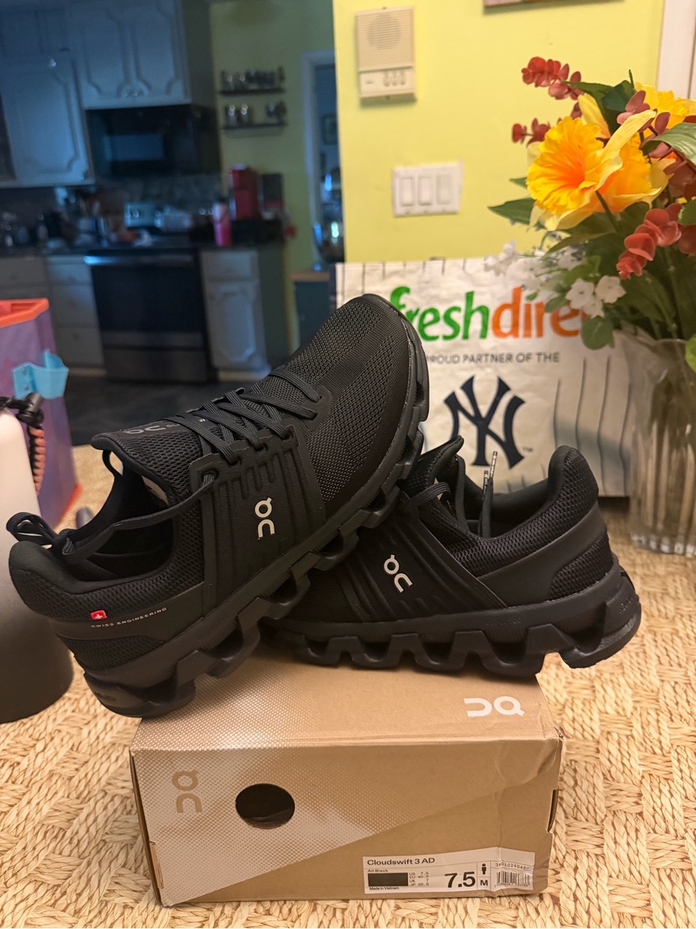 On Running CLOUDSWIFT 3 sz 9 woman/ 7.5 mens new in box !!